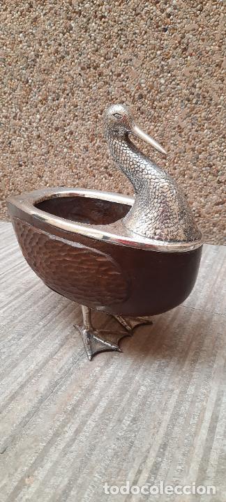 Vintage: Precioso Centro de Mesa - Pato - Anade Labrado En Madera y Alpaca - sello London Plate