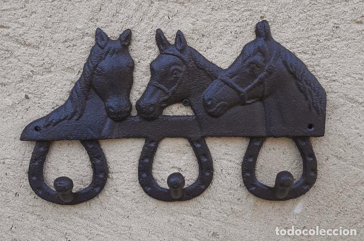 Vintage: perchero de hierro con 3 colgadores, caballos