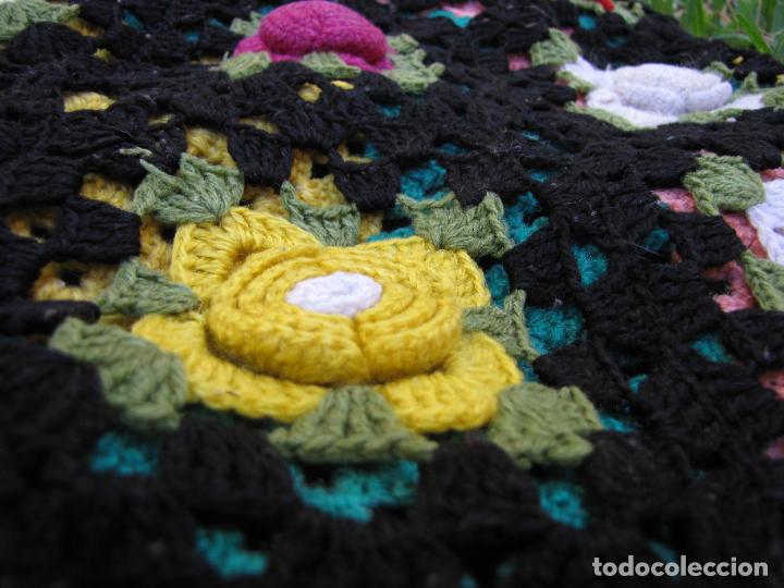Vintage: Pareja de cojines de punto de lana. Rosas de colores