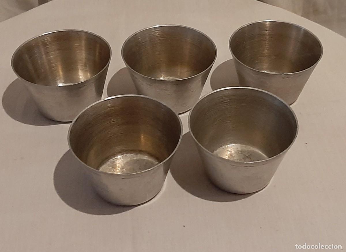 Vintage: 5 vasos antiguos de acero. - Foto 1