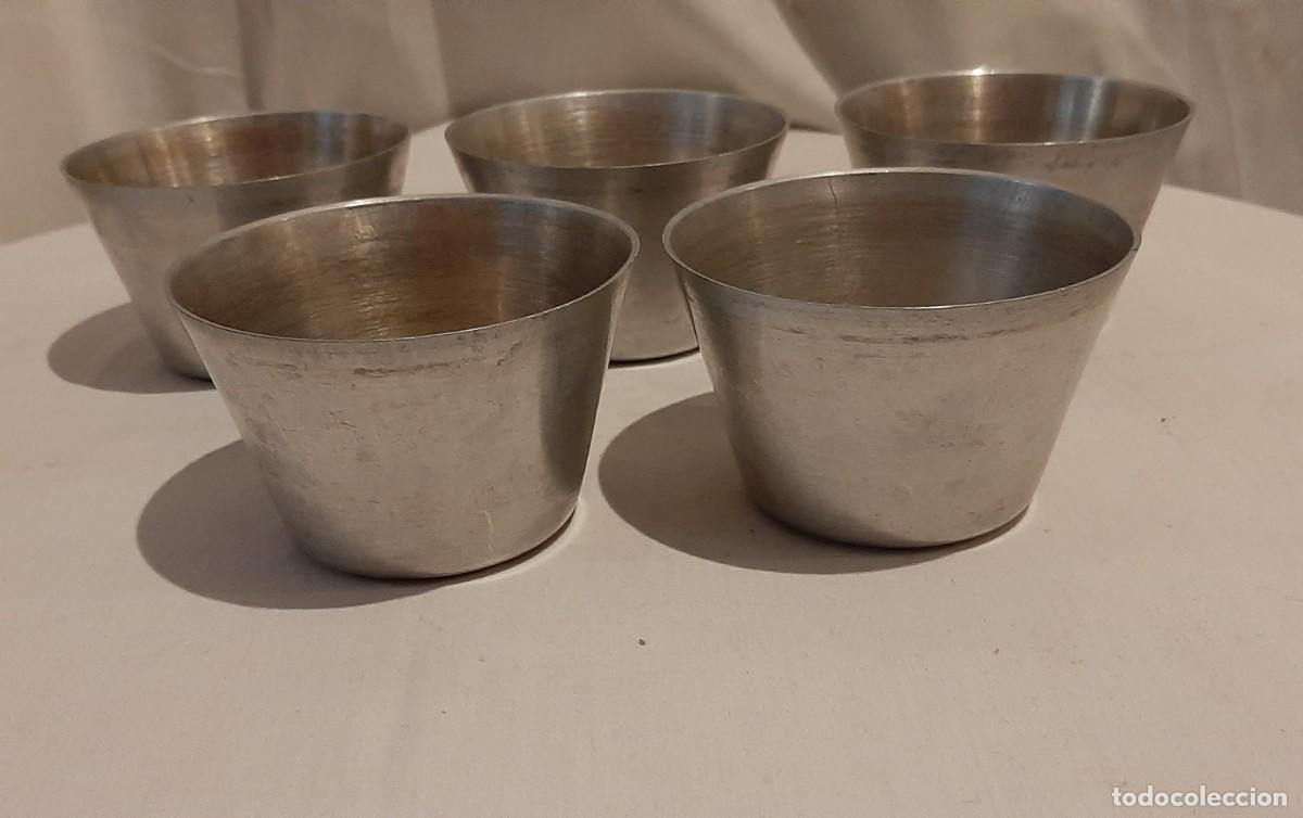 Vintage: 5 vasos antiguos de acero. - Foto 2