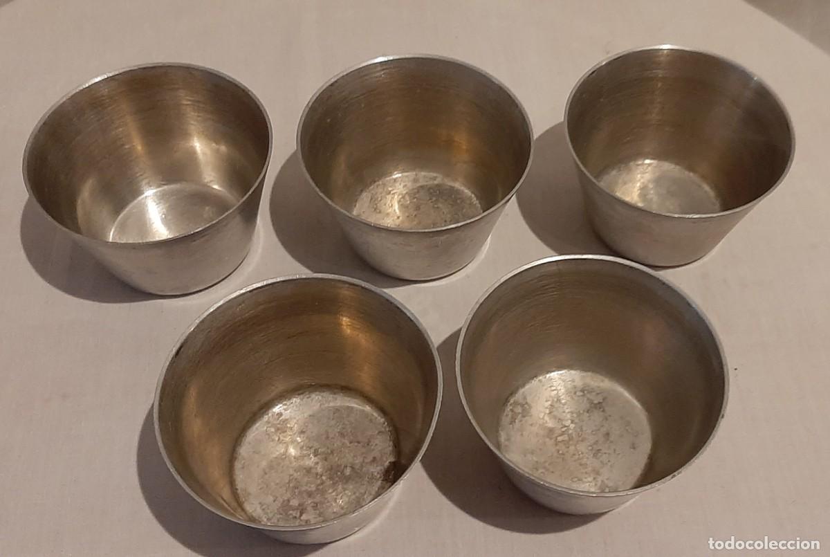 Vintage: 5 vasos antiguos de acero. - Foto 3