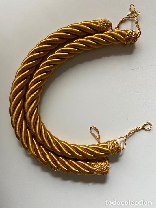 Vintage: 131.- Pareja de alzapa&ntilde;os de grueso cord&oacute;n de seda de oro