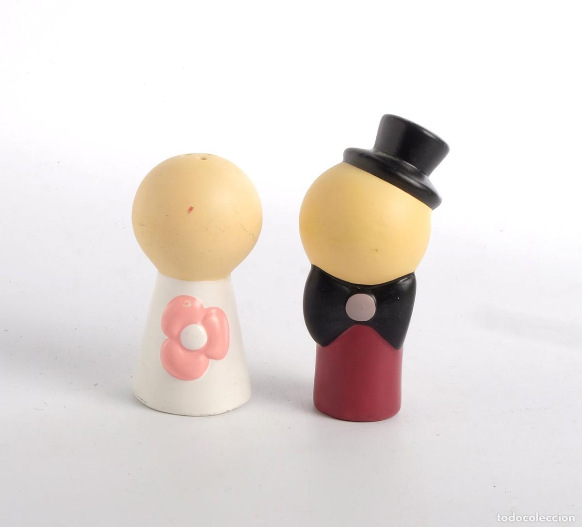 Vintage: Juego de salero y pimentero de porcelana. Pareja de novios. Nuevo