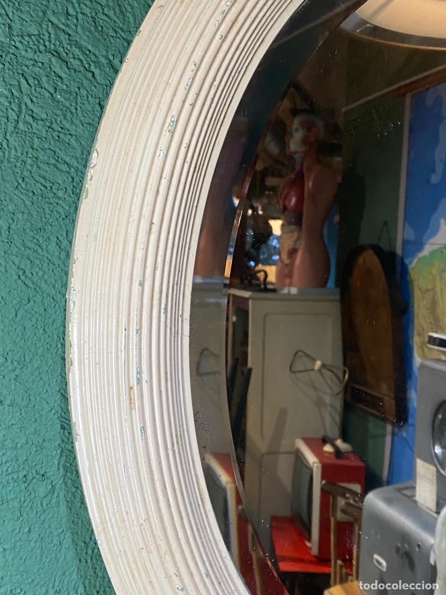 Vintage: Espejo biselado marco madera pintado de blanco - Foto 5