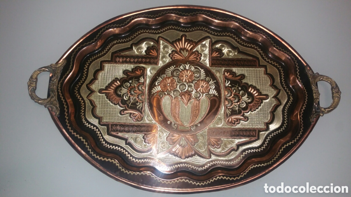 Vintage: Bandeja de cobre con bonitos grabados florales, sus asas son de bronce remachadas.