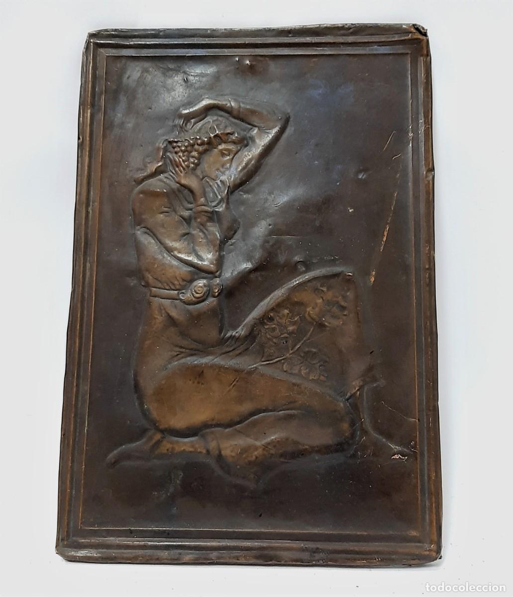 Vintage: Placa de pared de metal de cobre martillado de los Balcanes vintage Demetra - Diosa griega de la fer