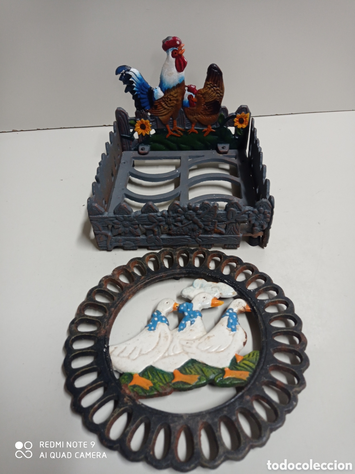 Vintage: Juego de servilletero y salva manteles en hierro fundido. Gallos y patos.