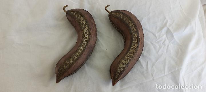 Vintage: DOS FIGURAS DE MADERA Y LAT&Oacute;N LABRADO, CON FORMA DE PLATANOS O BANANAS..