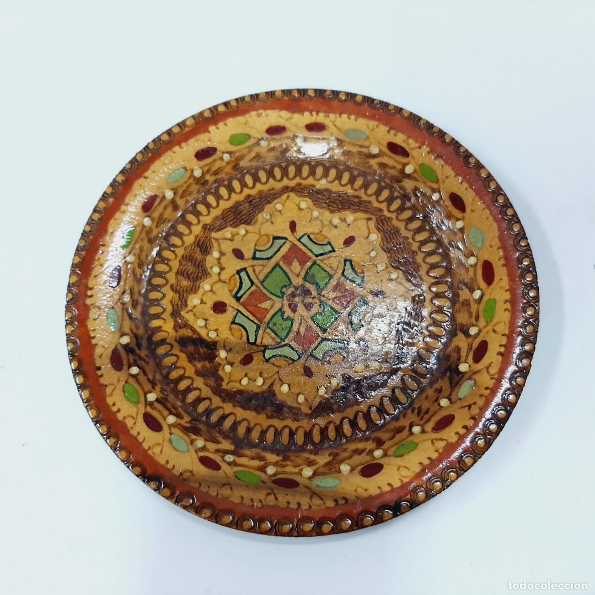 Vintage: Plato vintage peque&ntilde;o de madera con motivos folkl&oacute;ricos(13.3)
