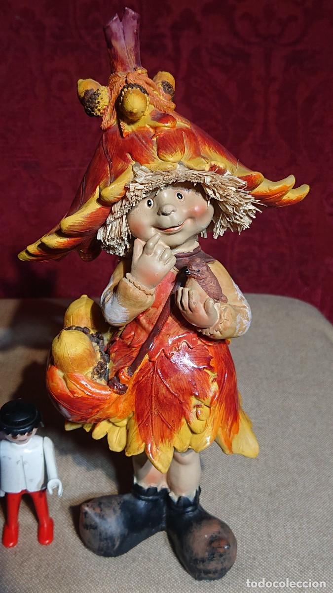 Vintage: SIMPATICA FIGURA DUENDE DEL BOSQUE VESTIDO DE HOJAS DE ROBLE PORTANDO BELLOTAS EN ACTITUD PENSATIVA
