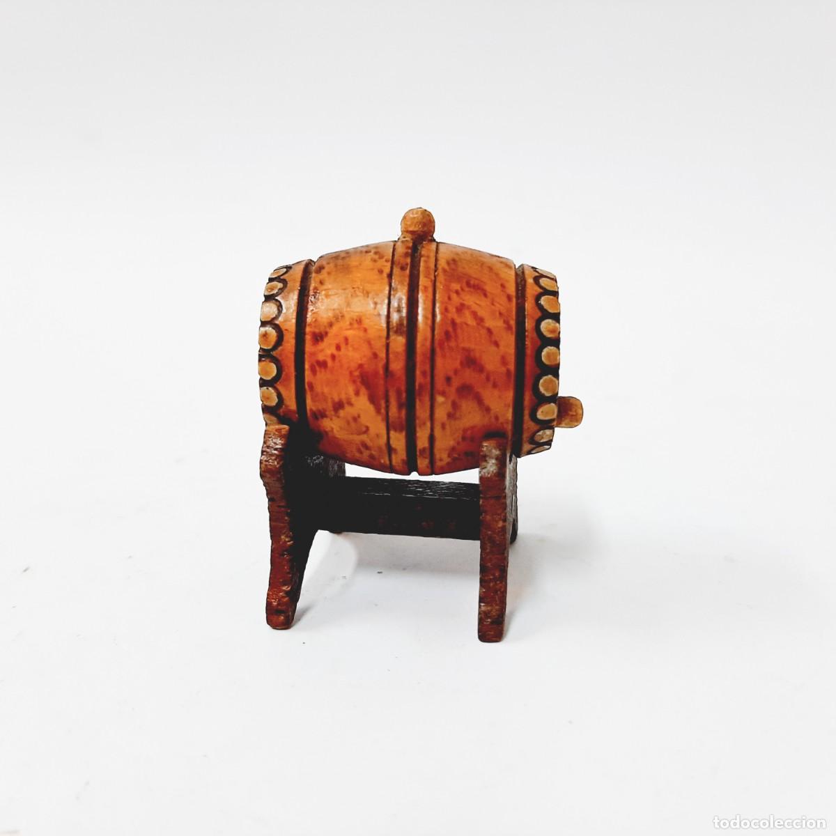 Vintage: Barril de madera tallado en miniatura vintage en soporte (13.3)