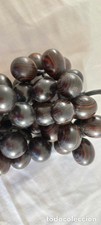 Vintage: RACIMO DE UVAS NEGRAS, CREO QUE EN MADERA DE EBANO. - Foto 2