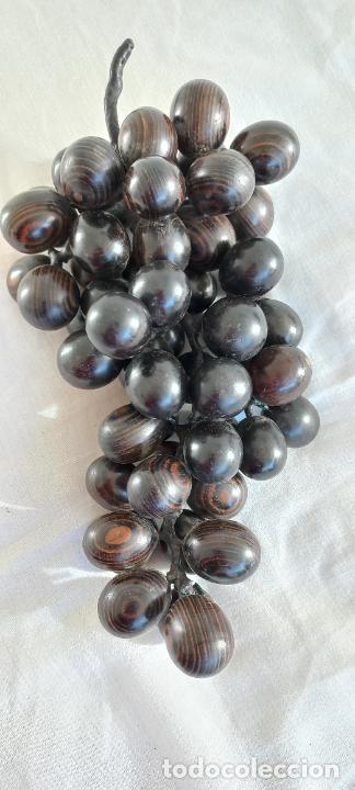 Vintage: RACIMO DE UVAS NEGRAS, CREO QUE EN MADERA DE EBANO.