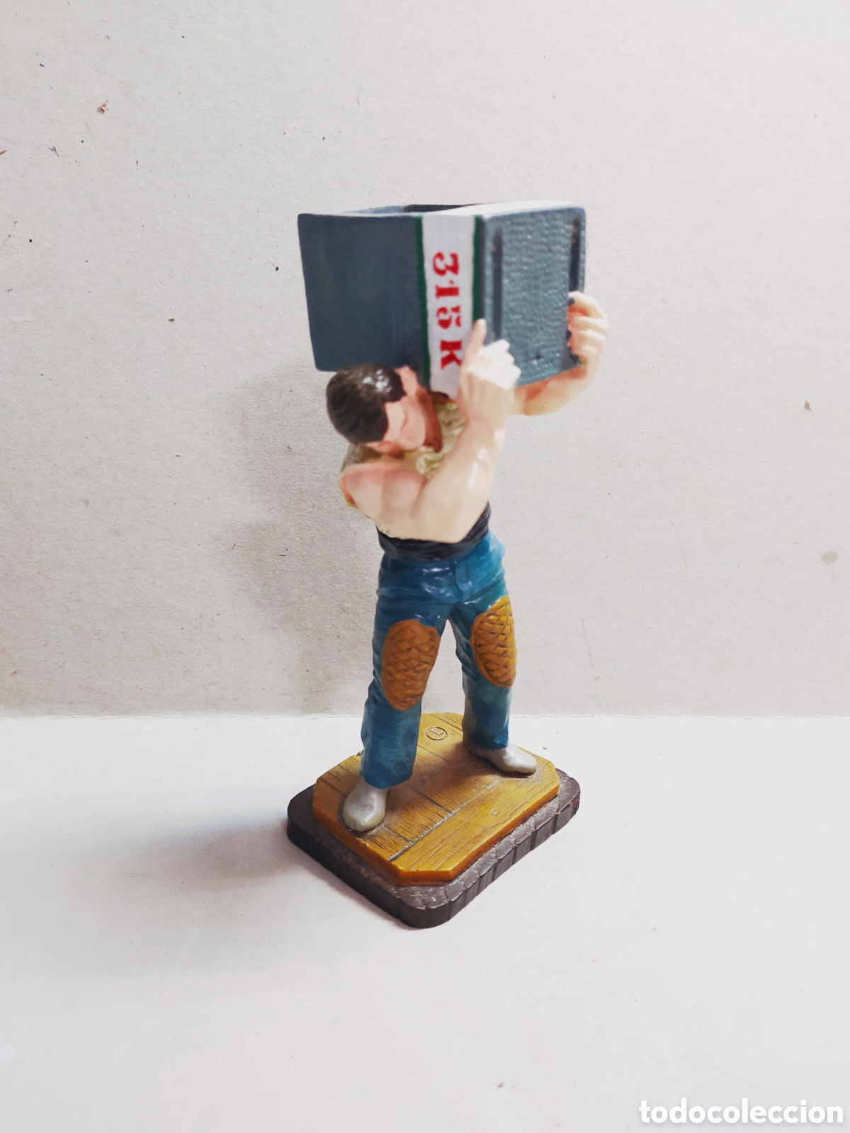 Vintage: LEVANTADOR DE PIEDRAS. FIGURA EN RESINA. 18 CM.