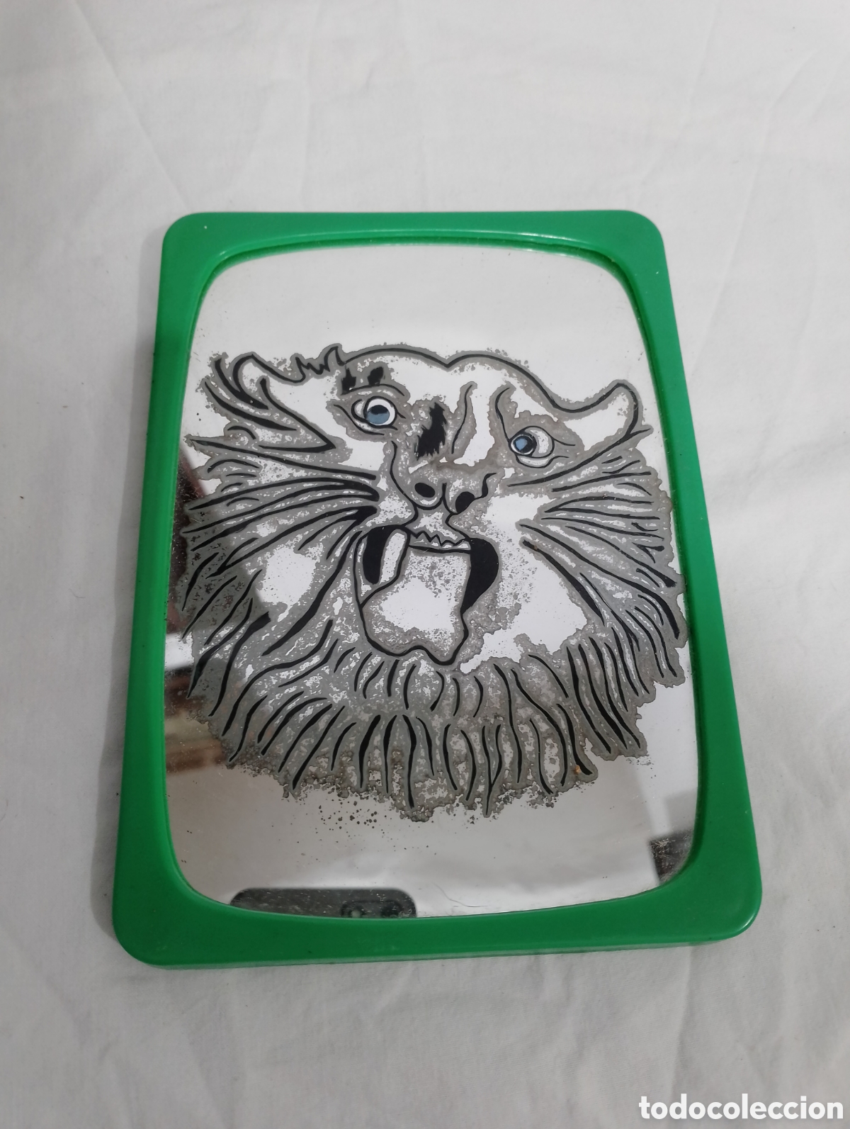 Vintage: Espejo antiguo de tocador pl&aacute;stico con dibujo leon