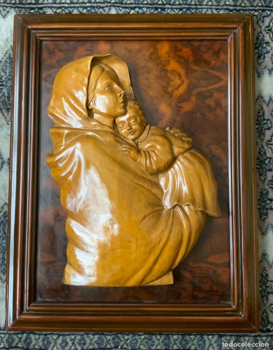 Vintage: ANTIGUA VIRGEN CON NI&Ntilde;O DE MADERA, EN RELIEVE, ENMARCADA