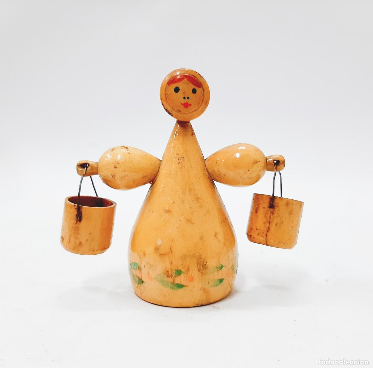 Vintage: Figura de madera vintage ni&ntilde;a/mujer rusa con cubos (5.4)