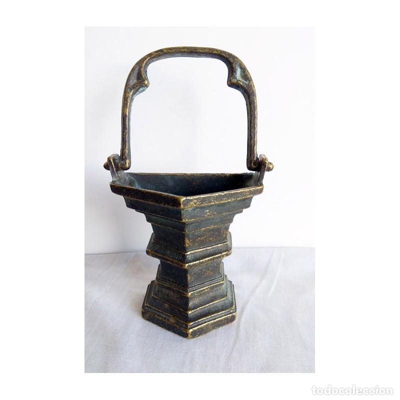 Vintage: CESTA DE LAT&Oacute;N DE COLGAR DE FUNDICION - Foto 1