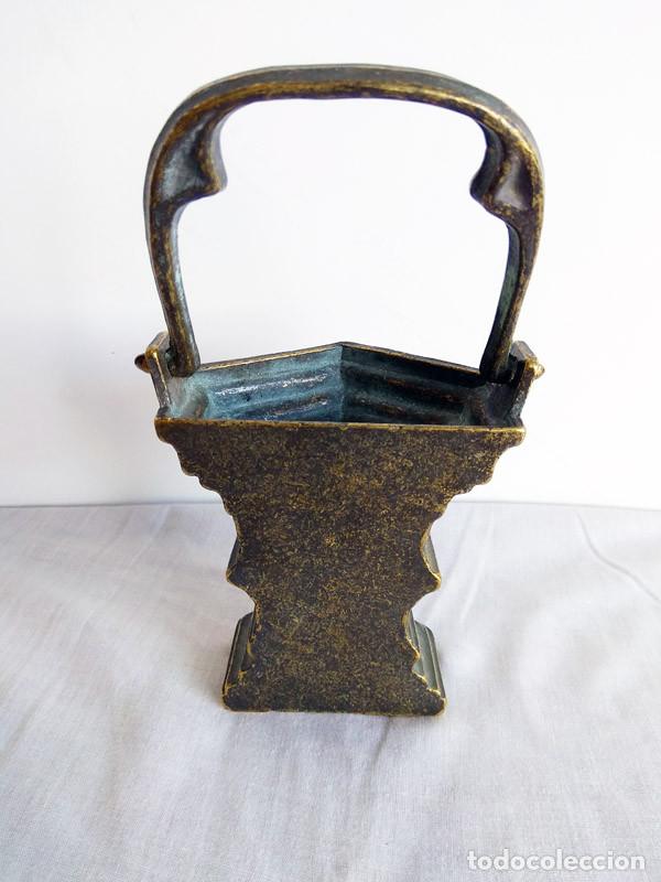 Vintage: CESTA DE LAT&Oacute;N DE COLGAR DE FUNDICION - Foto 3
