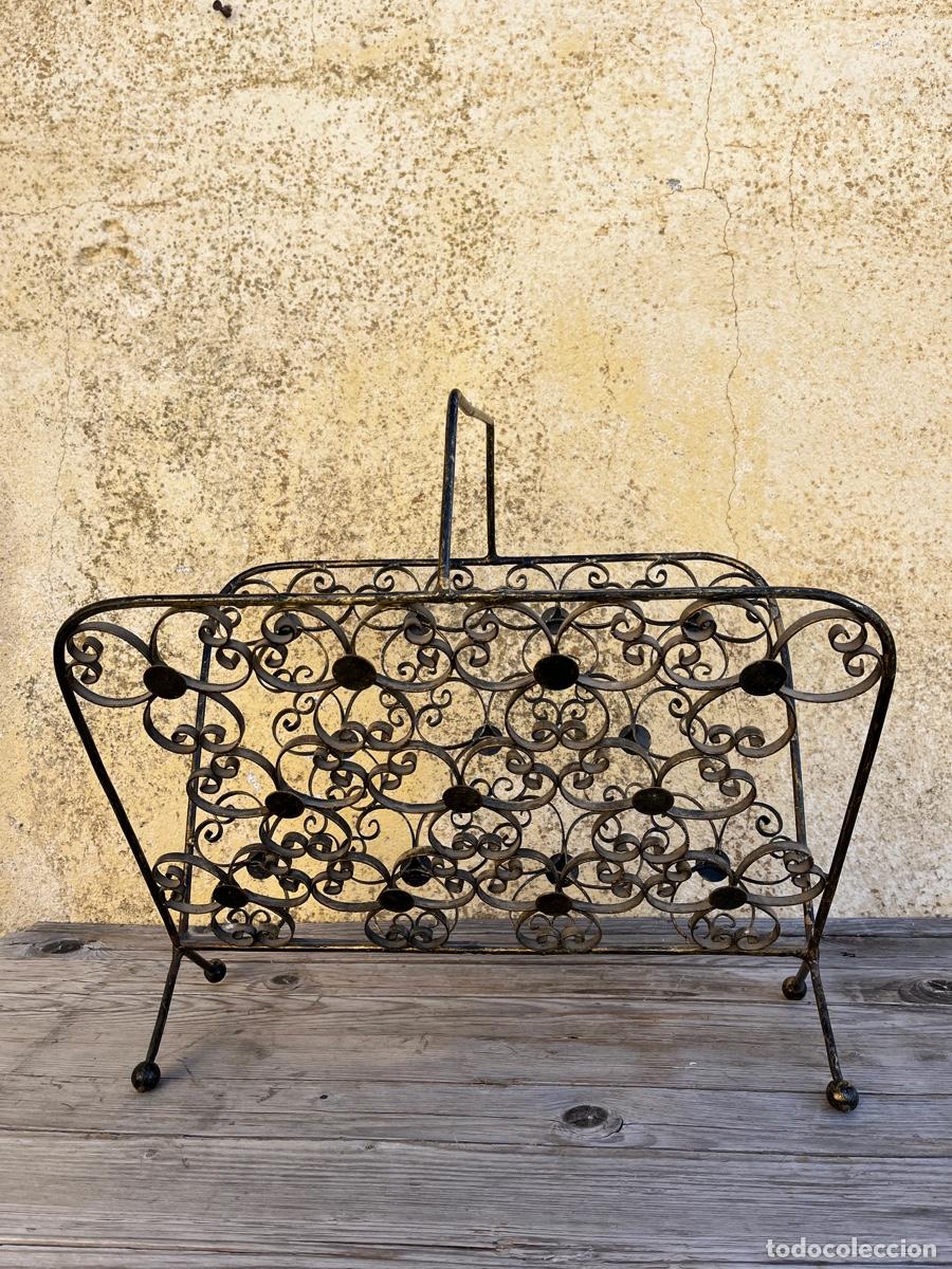 Vintage: AC Revistero de metal repujado, en buen estado.