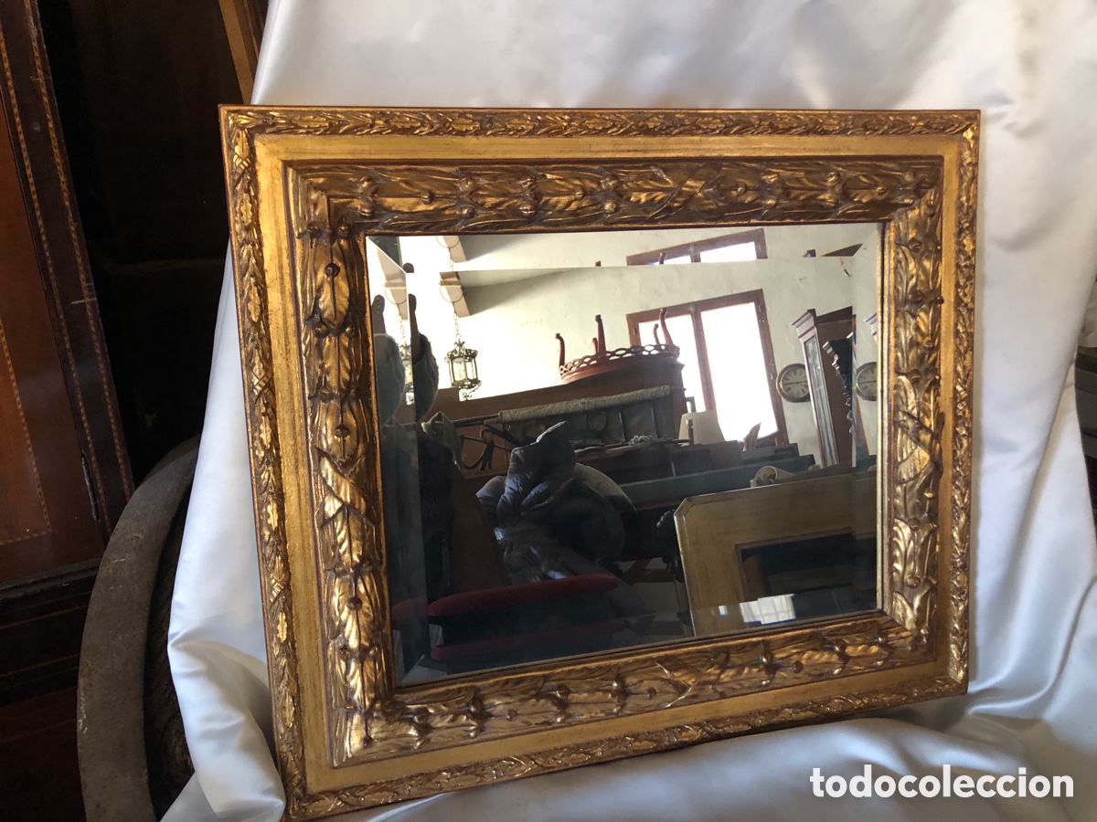 Vintage: ESPEJO DE RESINA DE MOLDURA TALLADA Y POLICROMADA IMPERIO