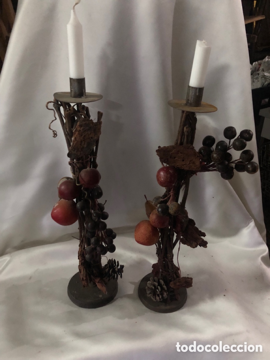 Vintage: PAREJA DE CANDELABROS DE METAL CON FRUTAS DE CERA Y RAMAS NATURALES