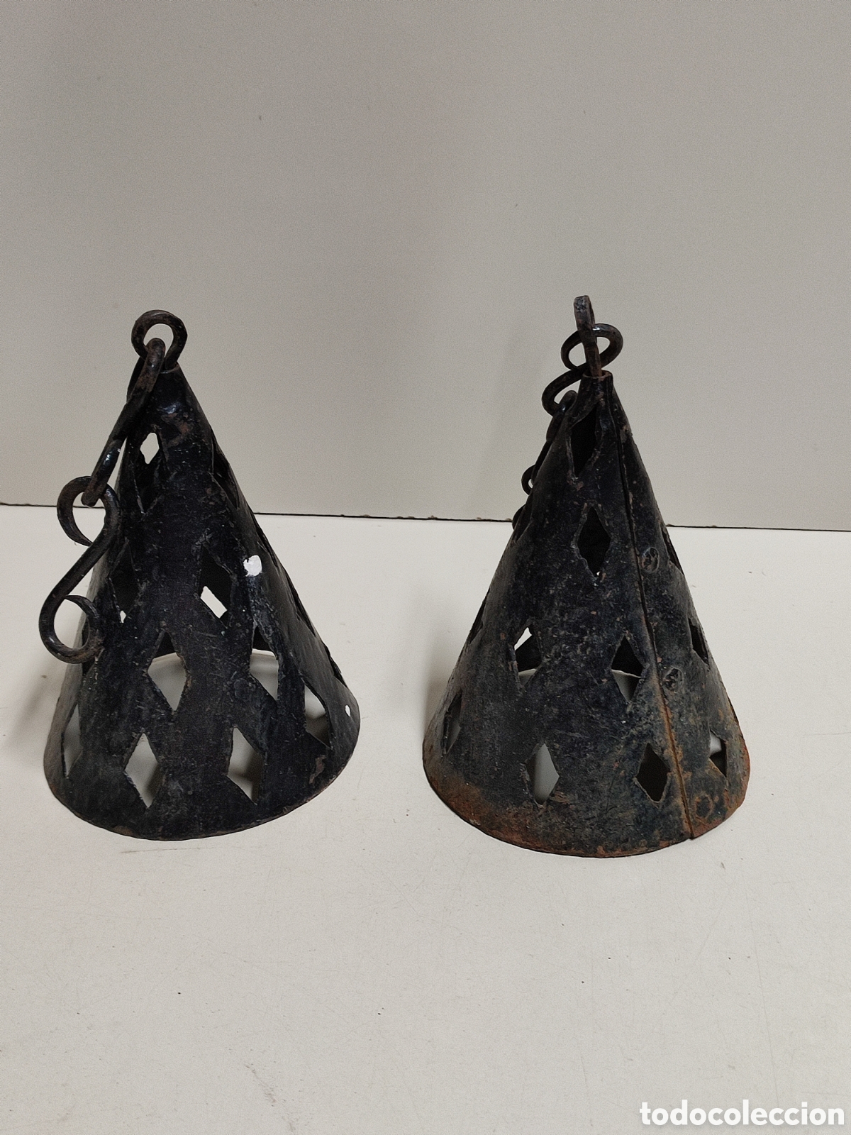 Vintage: Dos embellecedores de hierro, tulipas, decoraciones para farolillos.