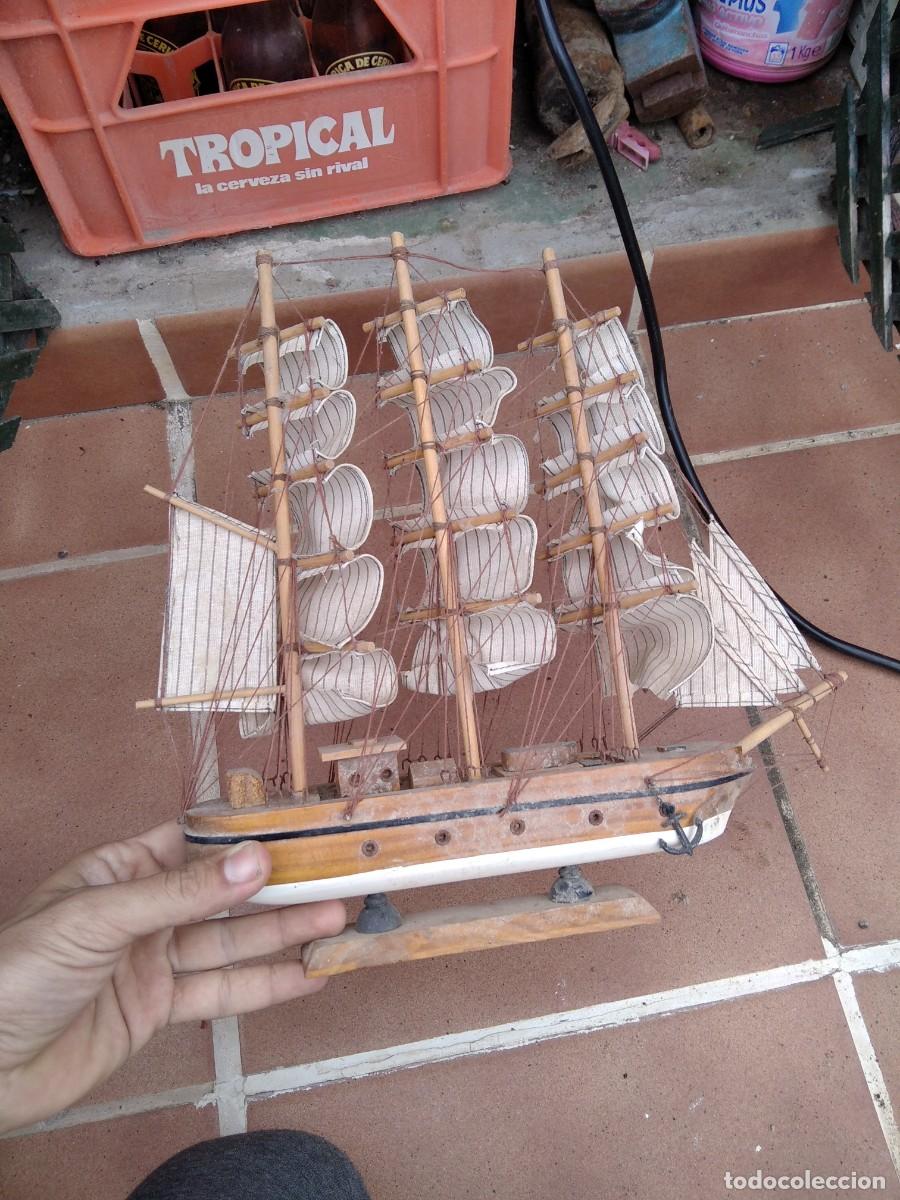 Vintage: Antiguo barco artesanal de vela velero de madera exposici&oacute;n.