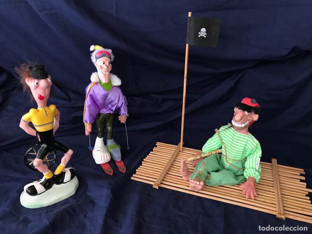 Vintage: GRUPO 3 FIGURAS ESCAYOLA: ESQUIADOR, CICLISTA Y PIRATA EN BALSA DE MADERA. HECHOS A MANO. A ESTRENAR