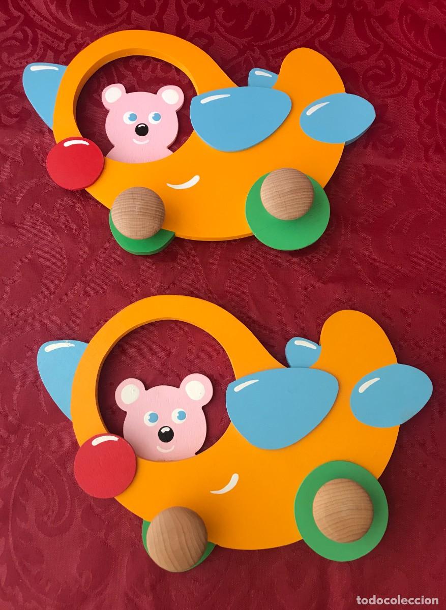 Vintage: DIVERTIDA PAREJA DE PERCHAS DE PARED INFANTIL ID&Eacute;NTICAS OSITO EN AEROPLANO EN MADERA. A ESTRENAR