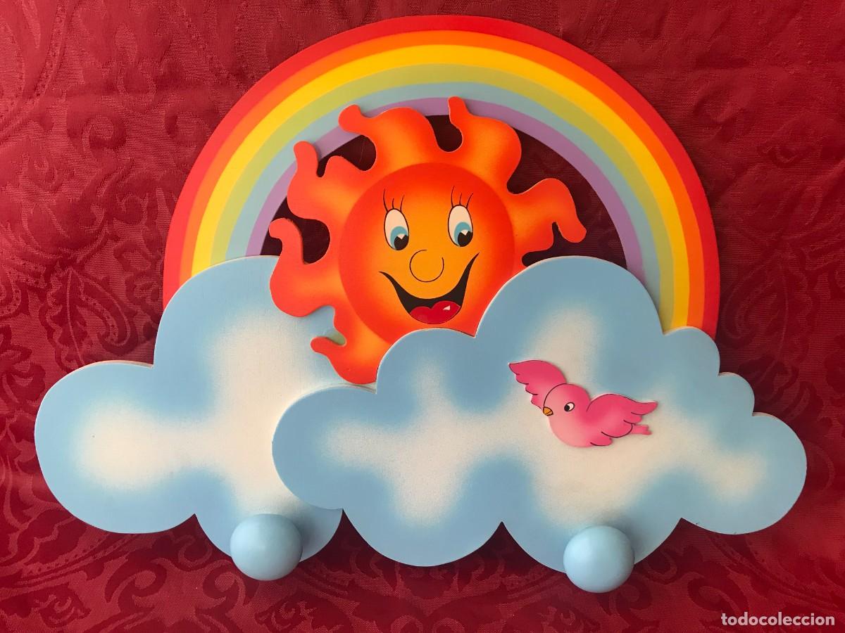 Vintage: DIVERTIDA PERCHA DE PARED INFANTIL NUBES, SOL Y ARCO IRIS EN MADERA. A ESTRENAR