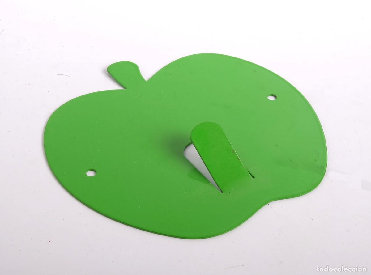 Vintage: Percha met&aacute;lica en forma de manzana. NUEVA