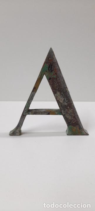Vintage: ANTIGUA LETRA - A . METALICA DEL CARTEL - LETRERO DE UNA TIENDA . ALTURA 10 CM . A&Ntilde;OS 60 / 70