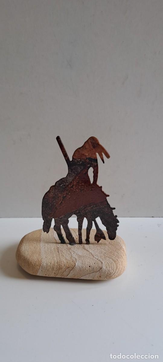 Vintage: Figura de indio sobre caballo en metal lacado sobre peana de piedra. Figura plana.