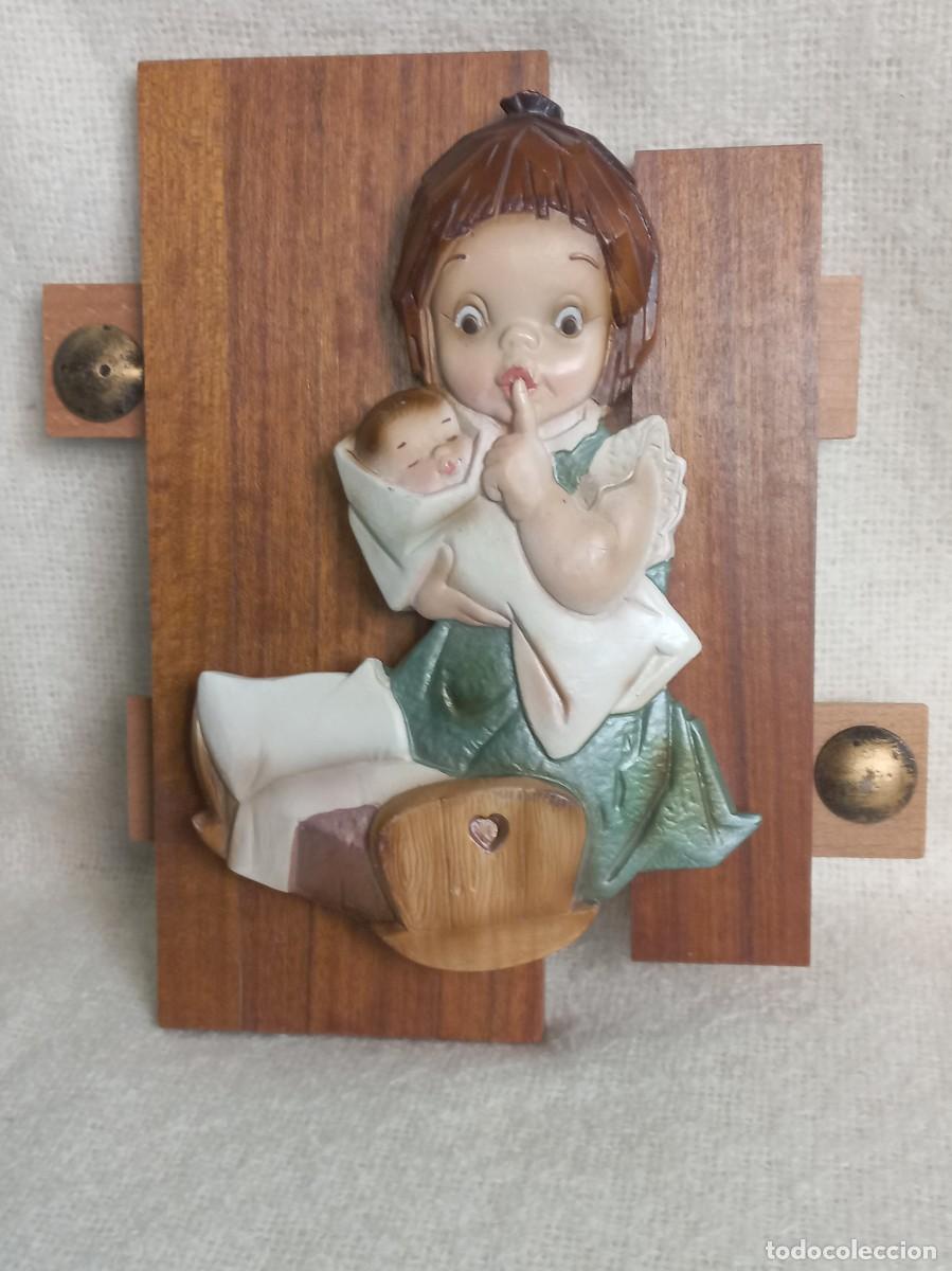Vintage: CUADRO-RELIEVE (NI&Ntilde;A CON BEB&Eacute; Y CUNA) madera - Foto 1