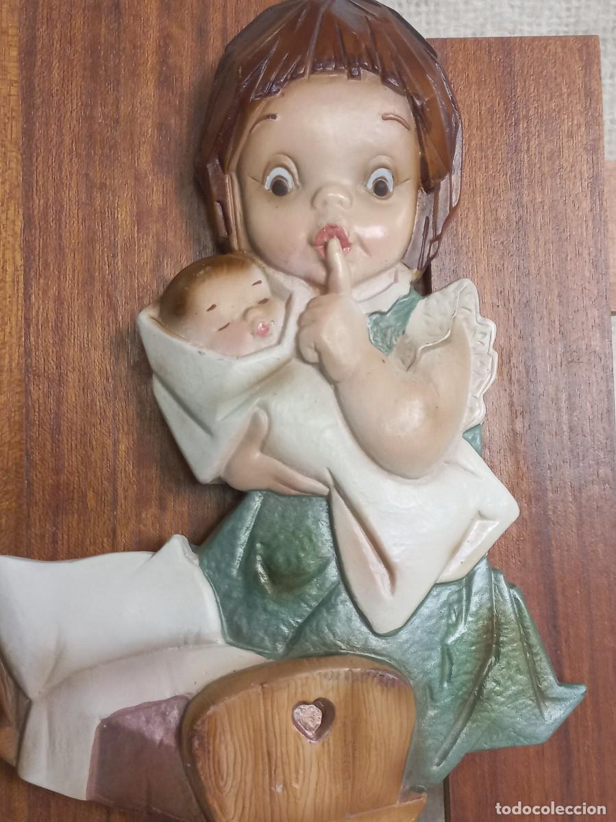 Vintage: CUADRO-RELIEVE (NI&Ntilde;A CON BEB&Eacute; Y CUNA) madera - Foto 2