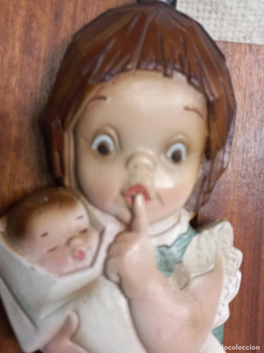 Vintage: CUADRO-RELIEVE (NI&Ntilde;A CON BEB&Eacute; Y CUNA) madera - Foto 3