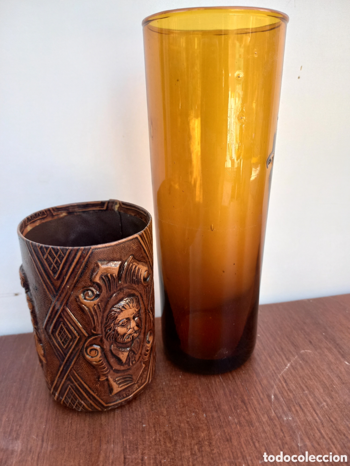 Vintage: Funda para vaso de tubo de cristal ambar duralex, con piel o simil Don Quijote de la Mancha y Sancho