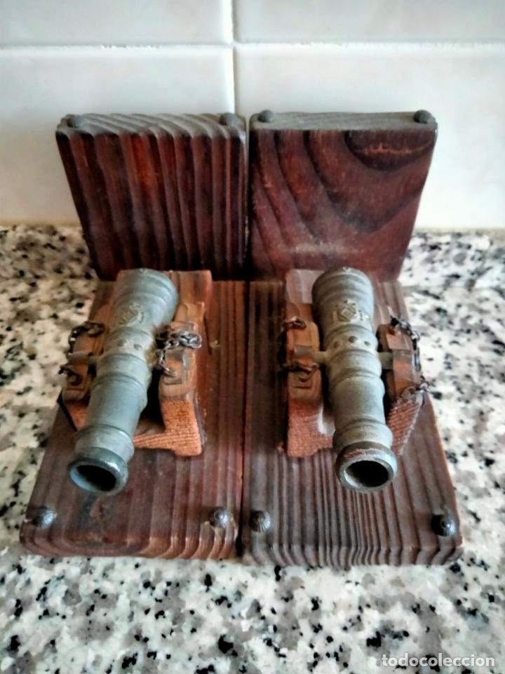 Vintage: Sujeta Libros. Ca&ntilde;ones de Bronce a Escala