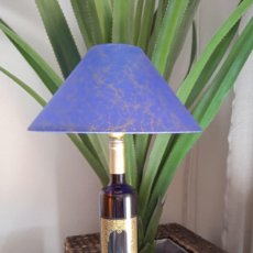 Vintage: LAMPARA SOBREMESA CON BOTELLA LICOR MUY DECORATIVA. Lote 401145499