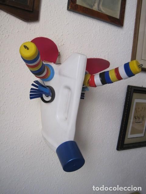 Vintage: M&Aacute;SCARA ELABORADA CON MATERIALES PL&Aacute;STICOS DE RECICLAJE - &Aacute;FRICA - A&Ntilde;OS 90