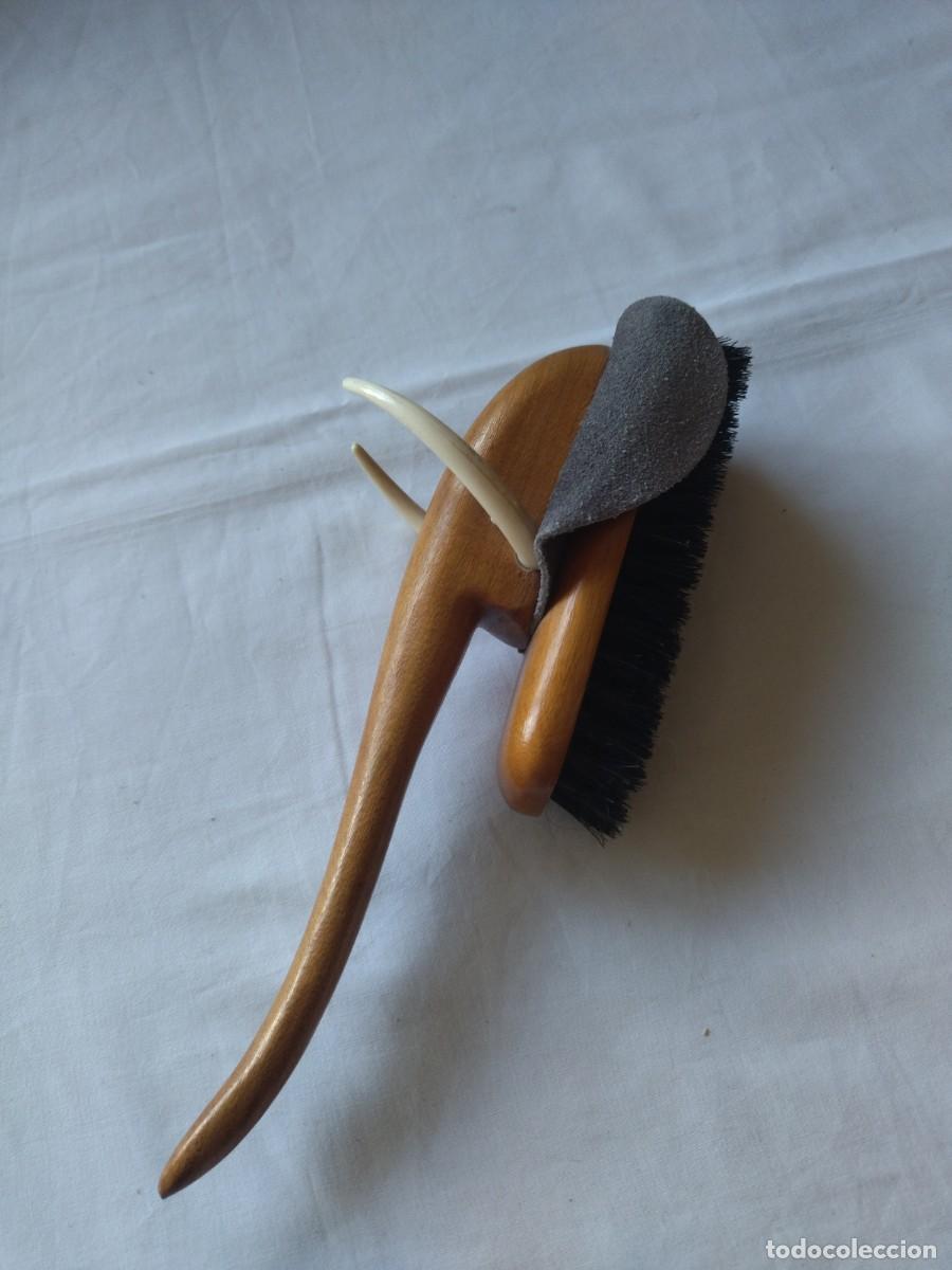 Vintage: Antiguo cepillos de ropa de madera con forma de elefante. - Foto 1