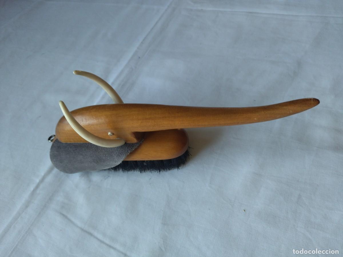 Vintage: Antiguo cepillos de ropa de madera con forma de elefante. - Foto 2