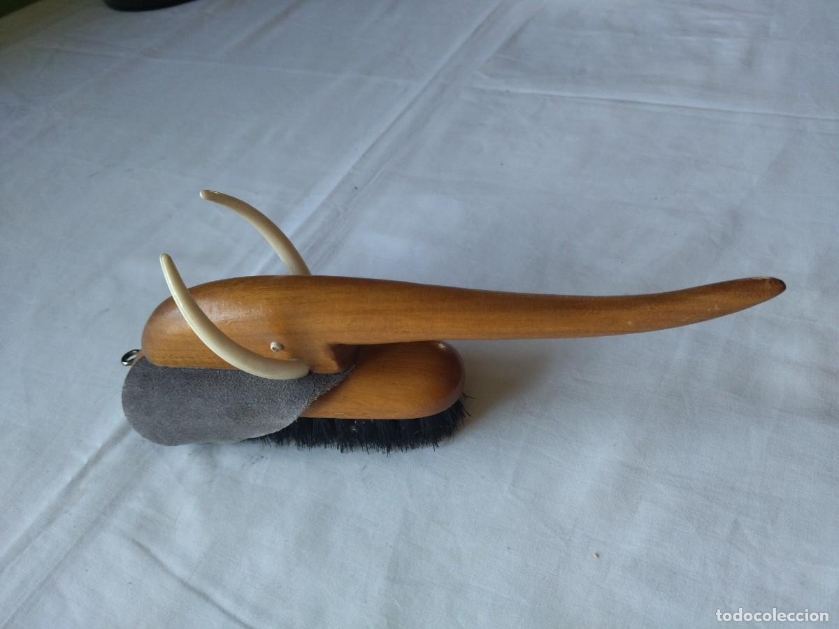 Vintage: Antiguo cepillos de ropa de madera con forma de elefante. - Foto 3