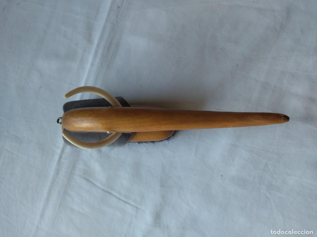 Vintage: Antiguo cepillos de ropa de madera con forma de elefante. - Foto 4