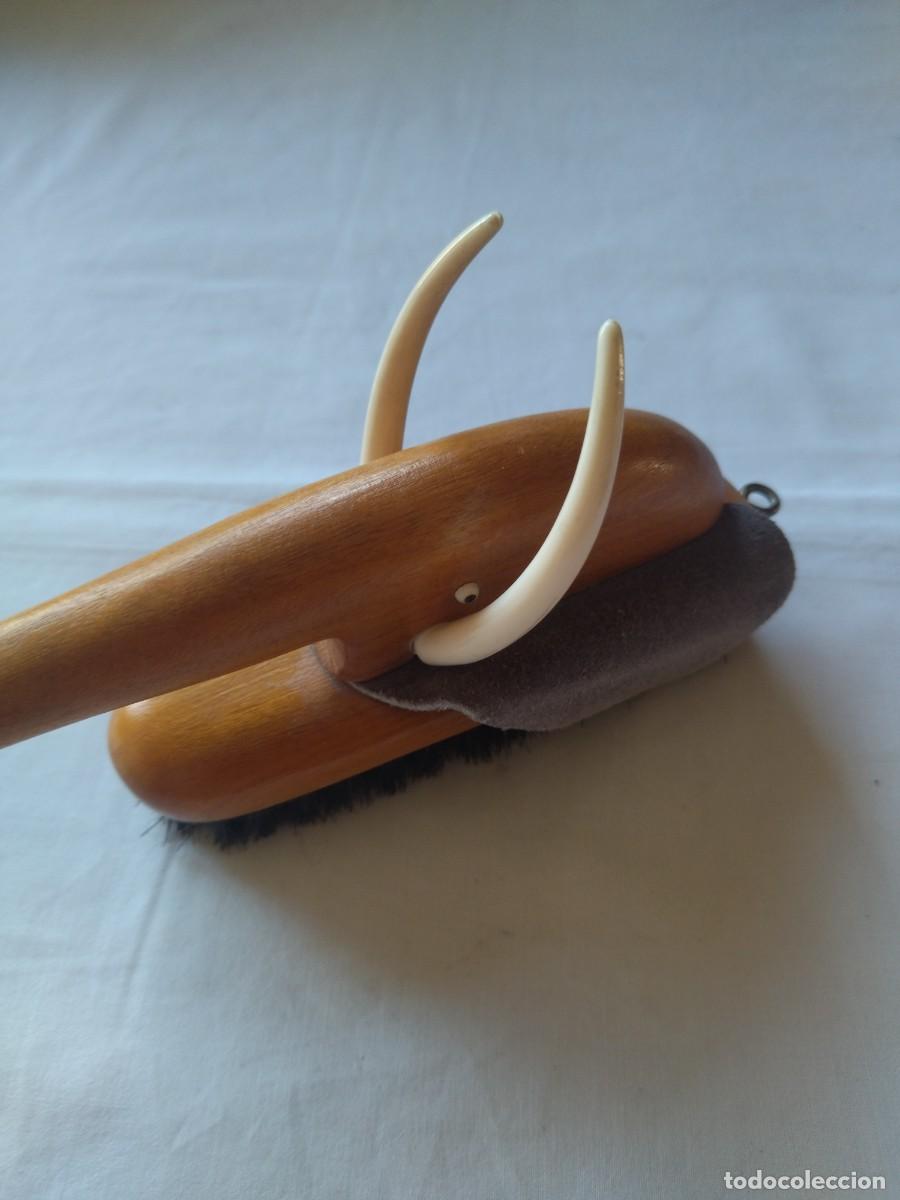 Vintage: Antiguo cepillos de ropa de madera con forma de elefante. - Foto 5