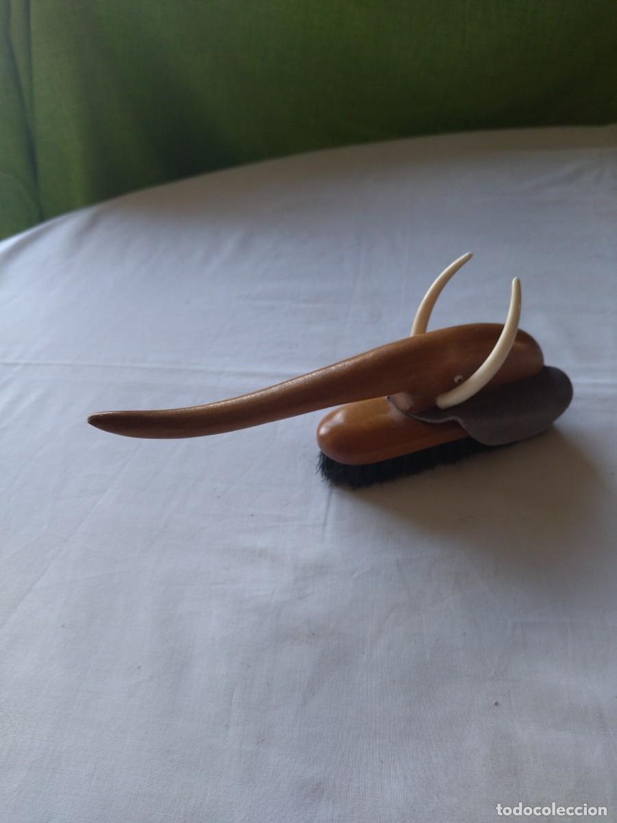 Vintage: Antiguo cepillos de ropa de madera con forma de elefante. - Foto 6