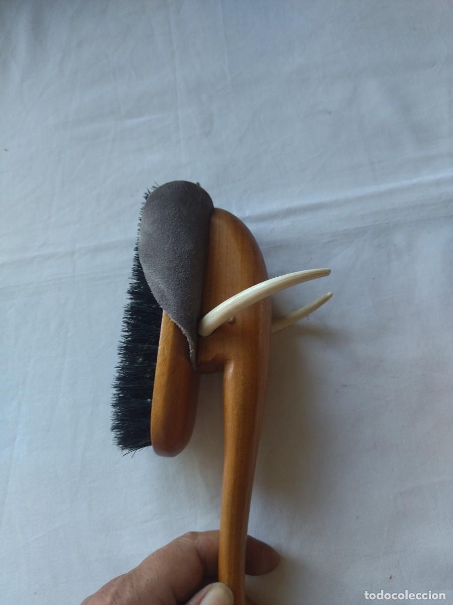Vintage: Antiguo cepillos de ropa de madera con forma de elefante. - Foto 9