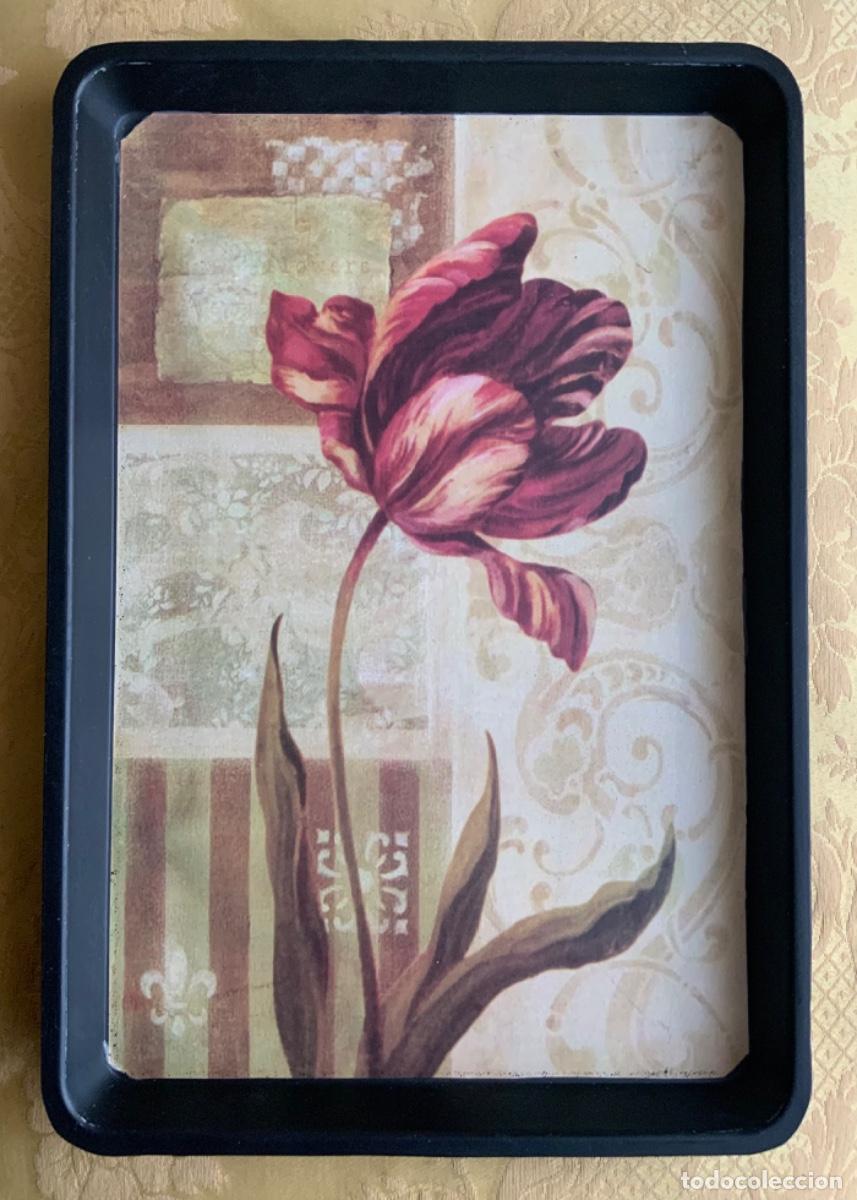 Vintage: BANDEJA PL&Aacute;STICO DURO, FLOR ROJA - Foto 2